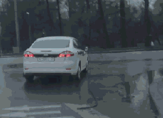 疏忽 | 加完油不看后視鏡，加油站沒了…